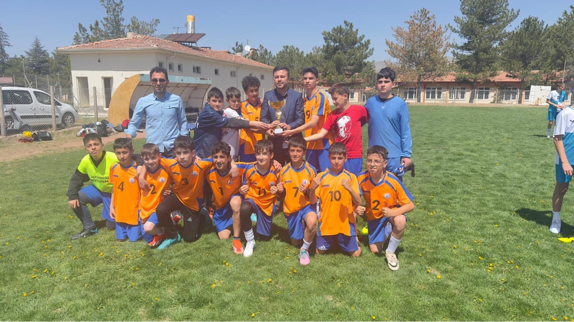 OKUL FUTBOL TAKIMIMIZ İLÇE GENELİNDE YAPILAN TURNUVALARDA 1. OLMUŞTUR